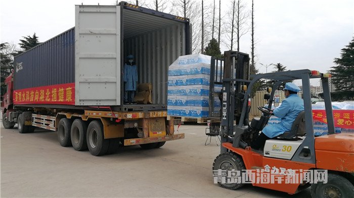 首批包裝直飲水裝車發(fā)運(yùn)。孫啟攝.jpg