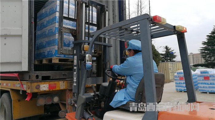 首批包裝直飲水裝車發(fā)運(yùn)。孫啟攝4.jpg