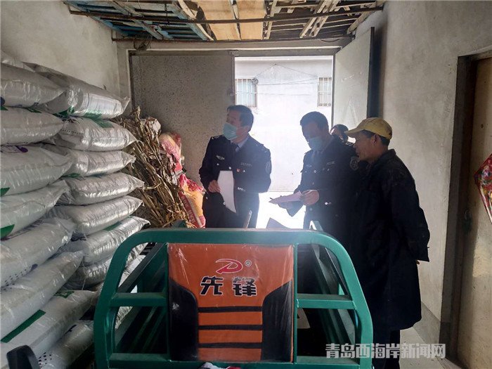 圖為西海岸新區(qū)農(nóng)業(yè)綜合行政執(zhí)法大隊(duì)執(zhí)法隊(duì)員在檢查肥料經(jīng)營(yíng)情況。.jpg
