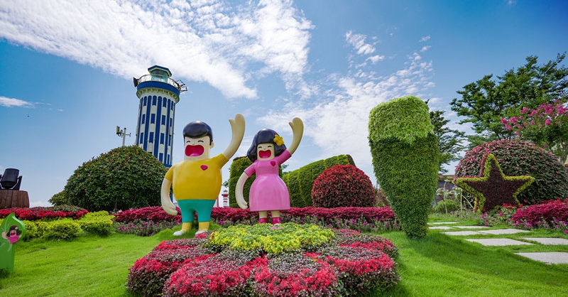 勝日尋芳，穿梭在金沙灘啤酒城里的 盛夏花海